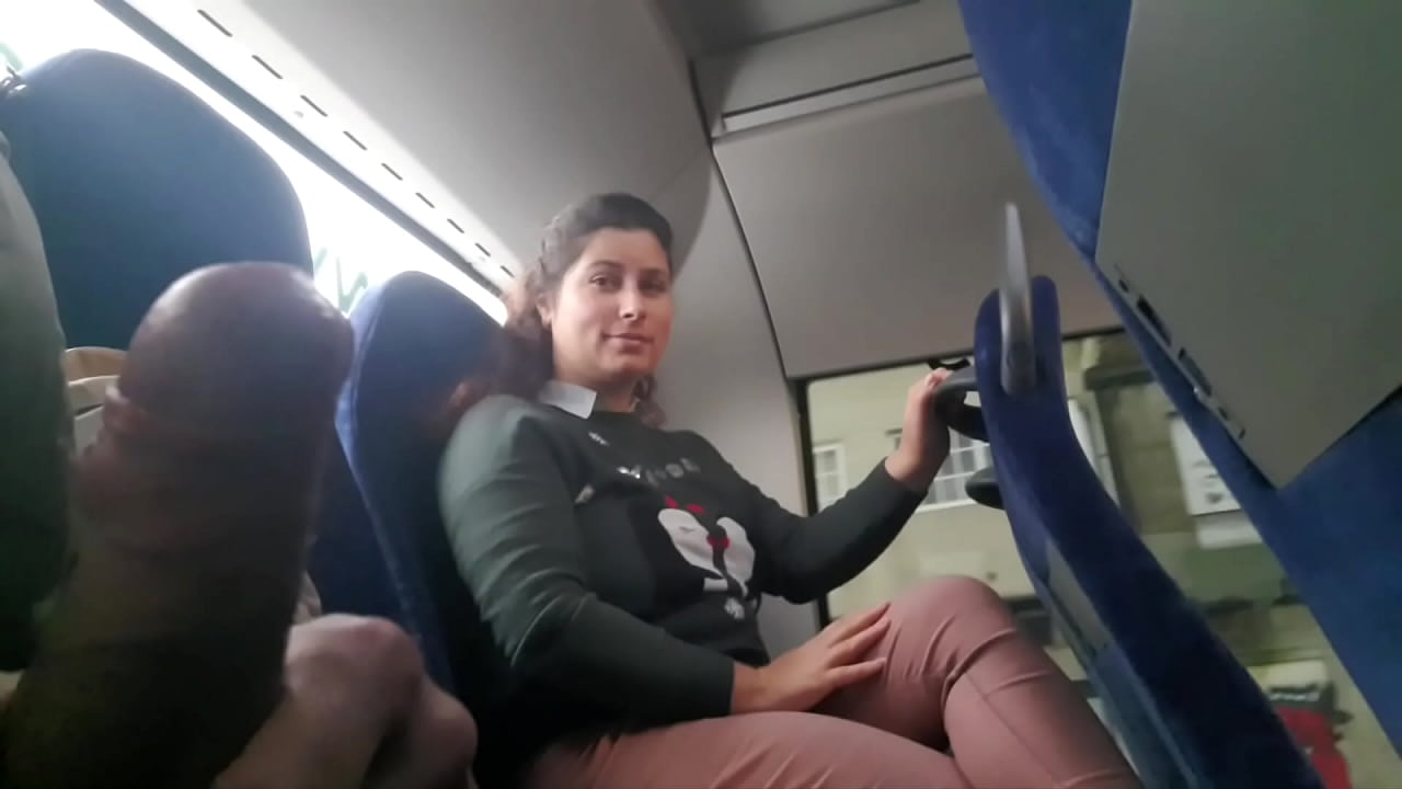 Exhibitionist verführt MILF dazu, ihm im Bus den Schwanz zu lutschen