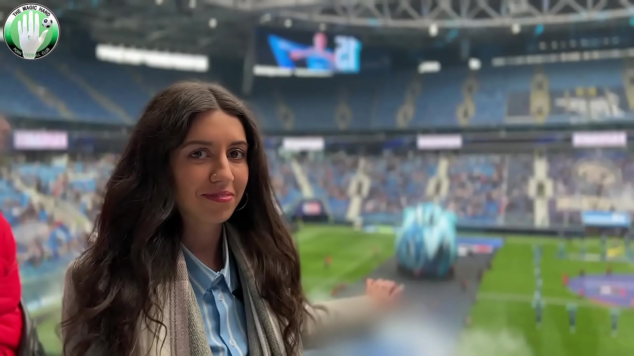 Nachdem ich auf der Toilette gefickt habe, spritze ich mir ins Gesicht und laufe durch das Fußballstadion